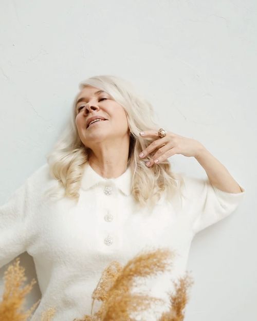 Mulher madura sorrindo com serenidade